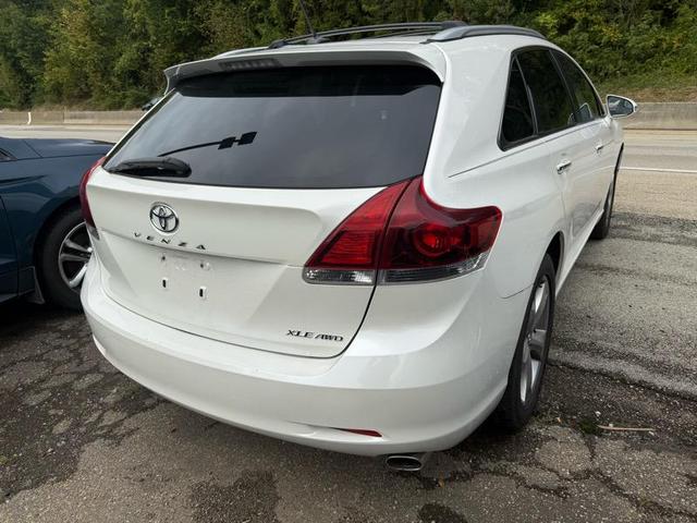 Photo of 2014 Pearl White Toyota Venza