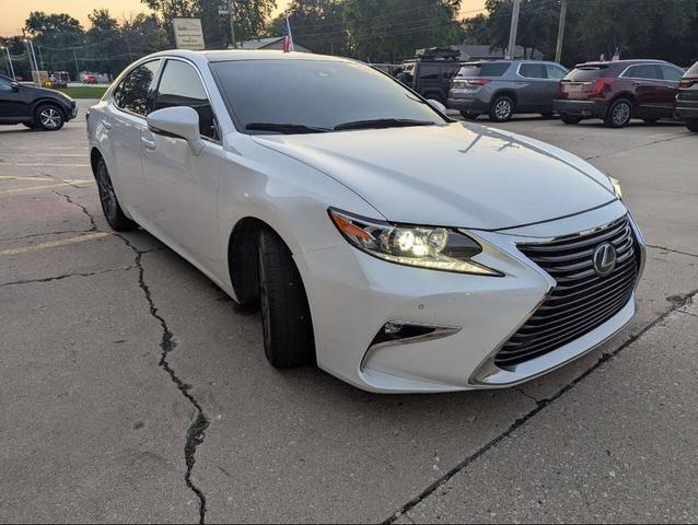 Photo of 2018 Eminent White Pearl Lexus ES 350