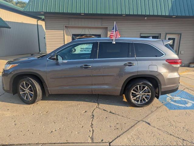 Photo of 2017 Charcoal Toyota Highlander