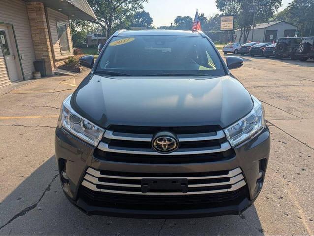 Photo of 2017 Charcoal Toyota Highlander