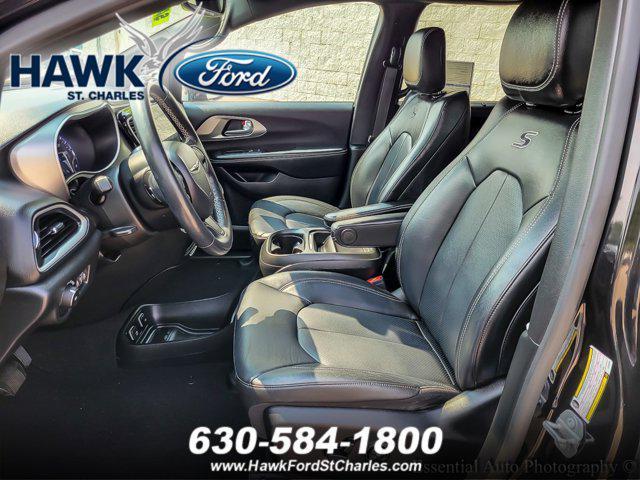 Photo of 2020 Brilliant Black Crystal Pearlcoat Chrysler Pacifica