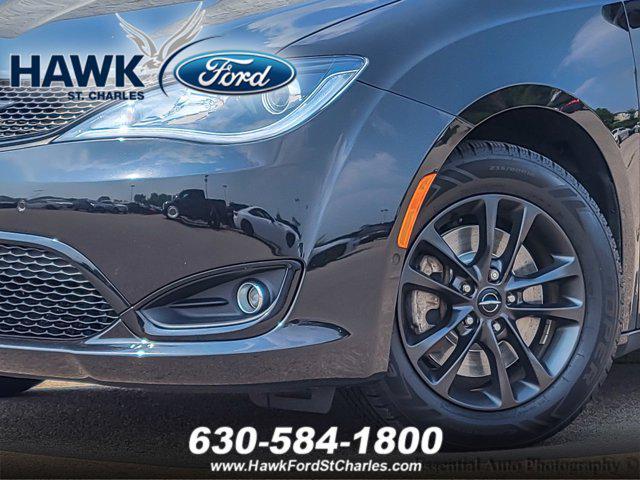 Photo of 2020 Brilliant Black Crystal Pearlcoat Chrysler Pacifica