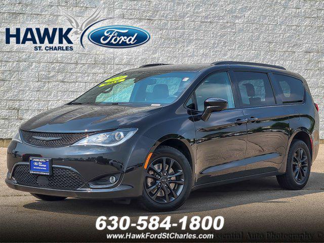 Photo of 2020 Brilliant Black Crystal Pearlcoat Chrysler Pacifica