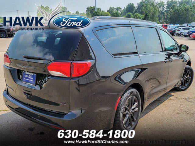 Photo of 2020 Brilliant Black Crystal Pearlcoat Chrysler Pacifica