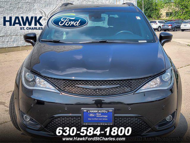 Photo of 2020 Brilliant Black Crystal Pearlcoat Chrysler Pacifica