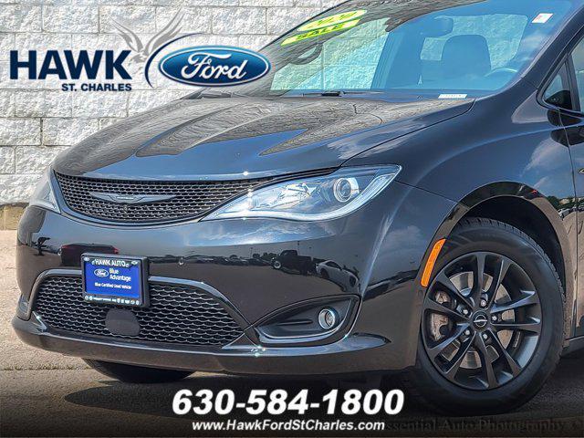 Photo of 2020 Brilliant Black Crystal Pearlcoat Chrysler Pacifica