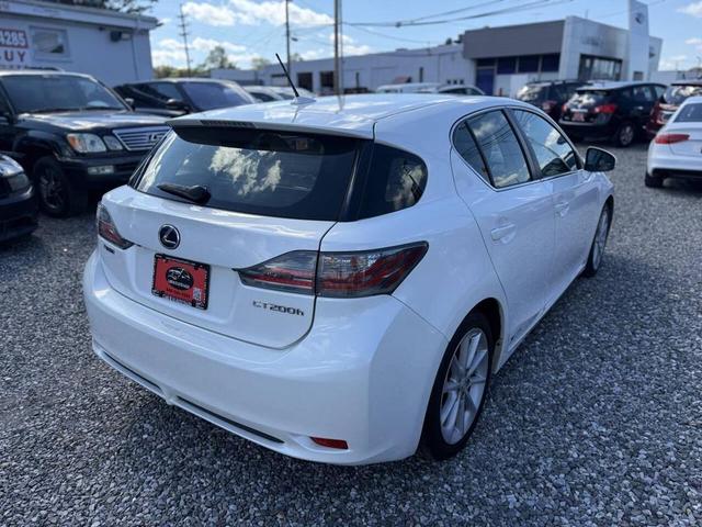 Photo of 2013 White Lexus CT 200h