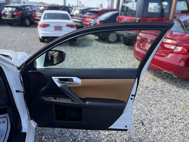 Photo of 2013 White Lexus CT 200h