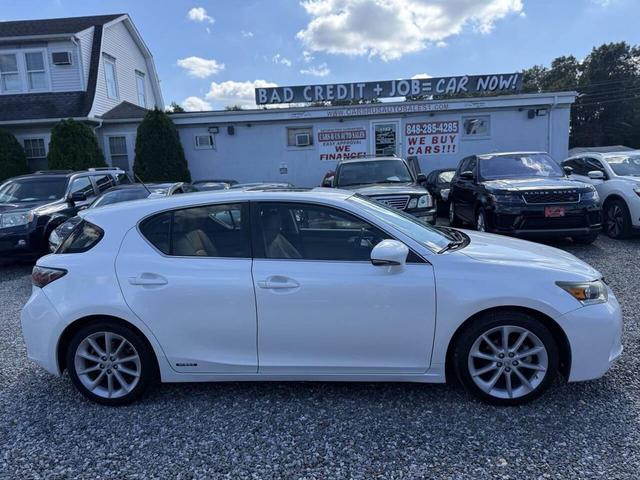 Photo of 2013 White Lexus CT 200h