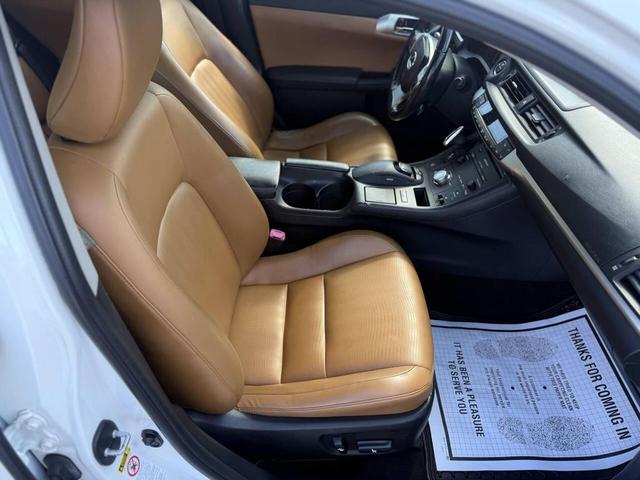 Photo of 2013 White Lexus CT 200h