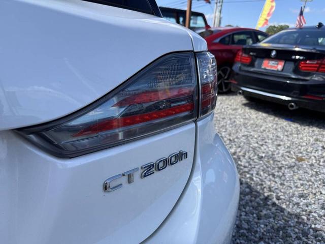 Photo of 2013 White Lexus CT 200h