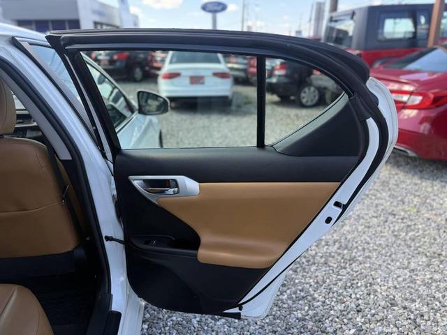 Photo of 2013 White Lexus CT 200h