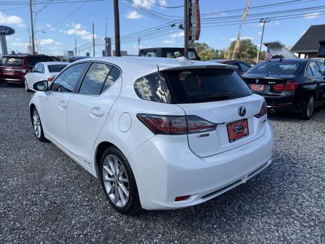 Photo of 2013 White Lexus CT 200h