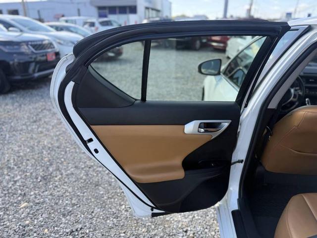 Photo of 2013 White Lexus CT 200h