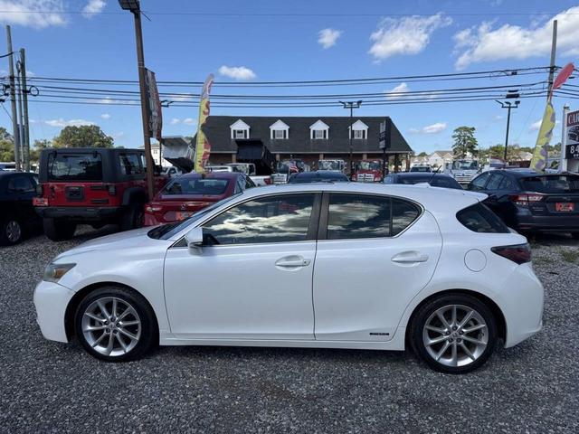 Photo of 2013 White Lexus CT 200h