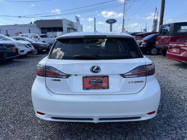 Photo of 2013 White Lexus CT 200h