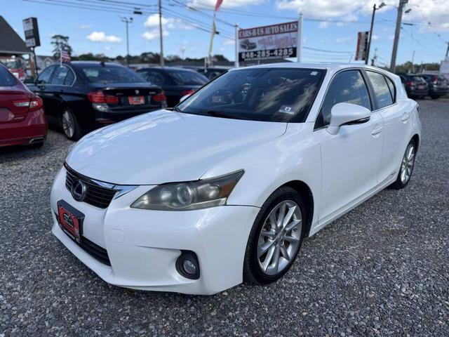 Photo of 2013 White Lexus CT 200h