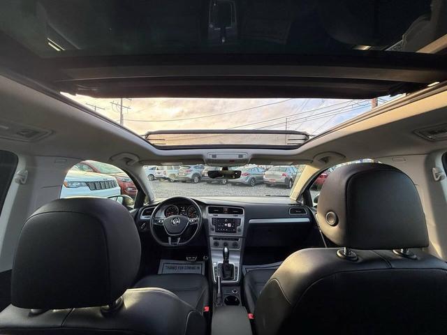 Photo of 2017 Platinum Gray Metallic Volkswagen Golf SportWagen