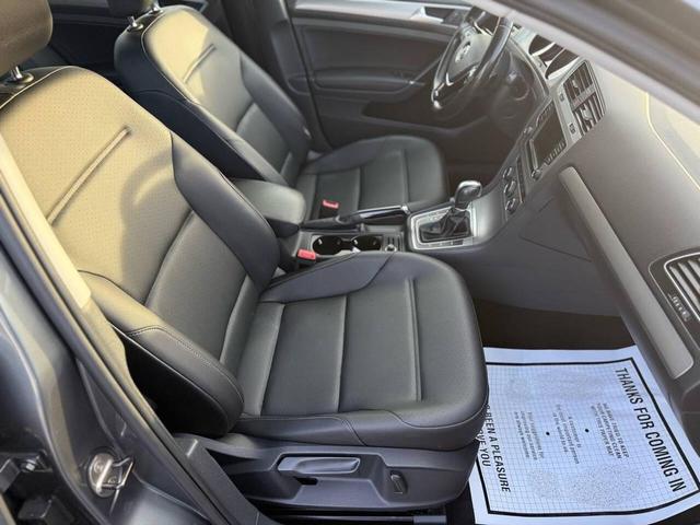 Photo of 2017 Platinum Gray Metallic Volkswagen Golf SportWagen