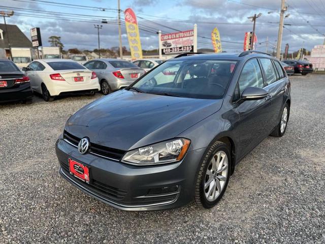 Photo of 2017 Platinum Gray Metallic Volkswagen Golf SportWagen