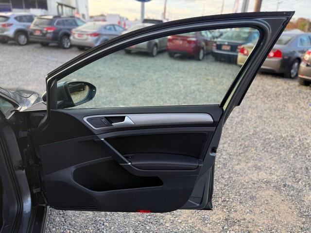 Photo of 2017 Platinum Gray Metallic Volkswagen Golf SportWagen