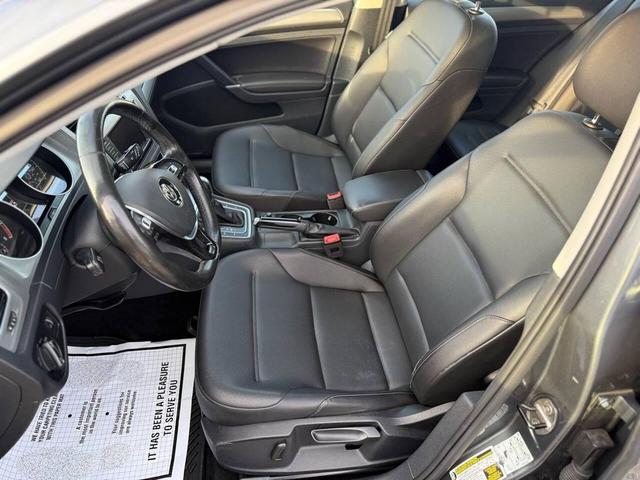 Photo of 2017 Platinum Gray Metallic Volkswagen Golf SportWagen