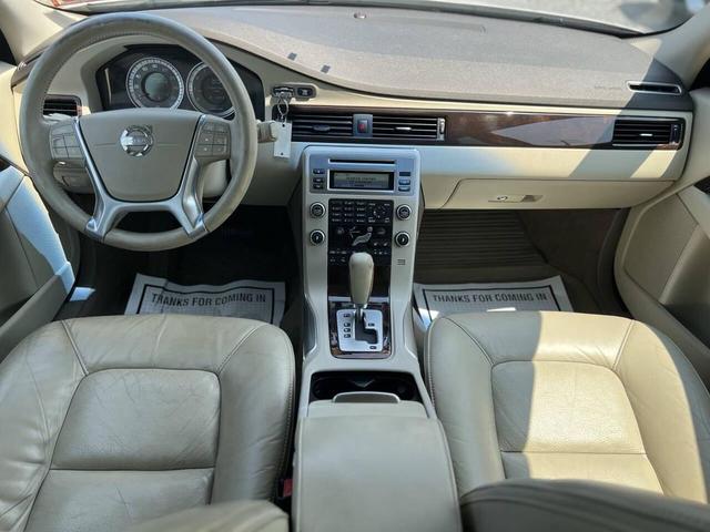 Photo of 2011 Ice White Volvo XC70