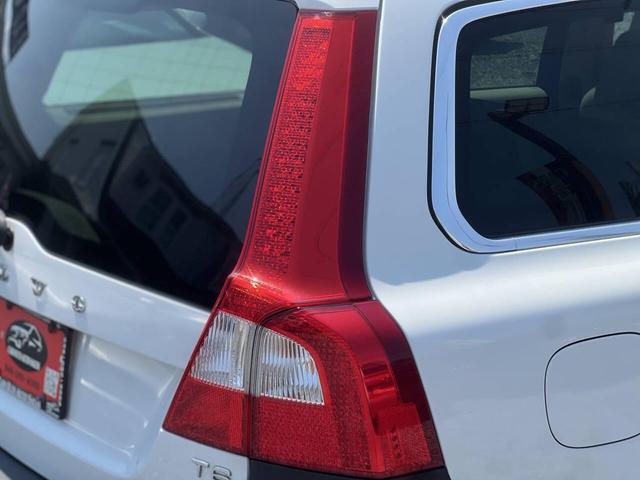 Photo of 2011 Ice White Volvo XC70