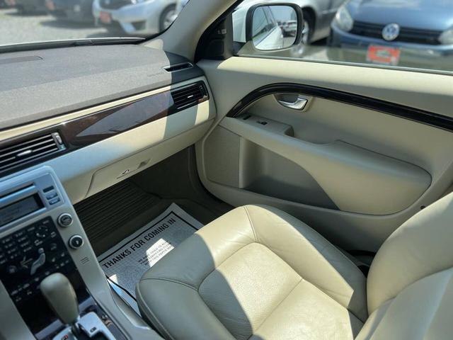 Photo of 2011 Ice White Volvo XC70