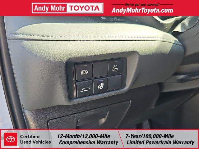 Photo of 2023 Wind Chill Pearl Toyota Highlander Hybrid