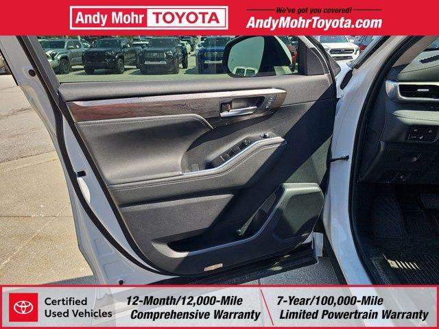 Photo of 2023 Wind Chill Pearl Toyota Highlander Hybrid