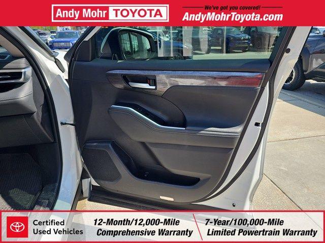 Photo of 2023 Wind Chill Pearl Toyota Highlander Hybrid