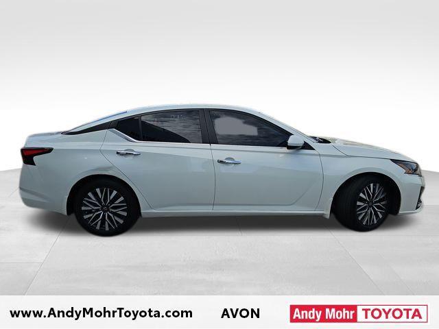 Photo of 2024 Pearl White Tricoat Nissan Altima