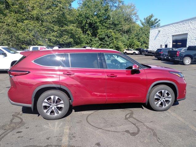 Photo of 2022 Red Toyota Highlander