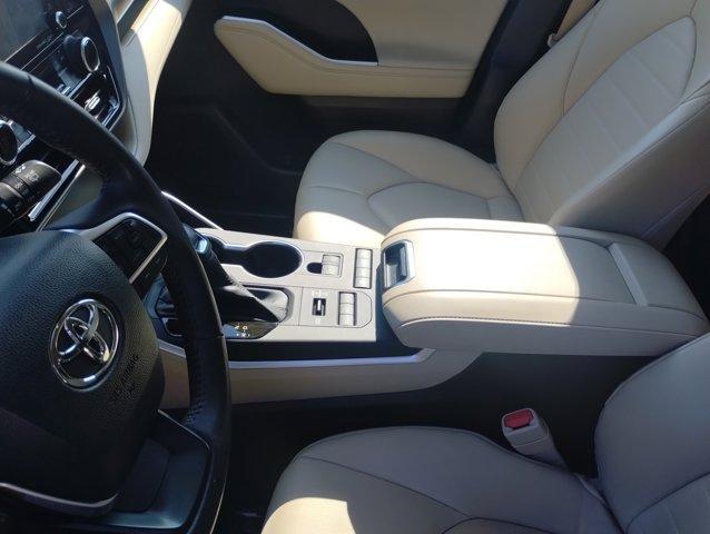 Photo of 2022 Red Toyota Highlander
