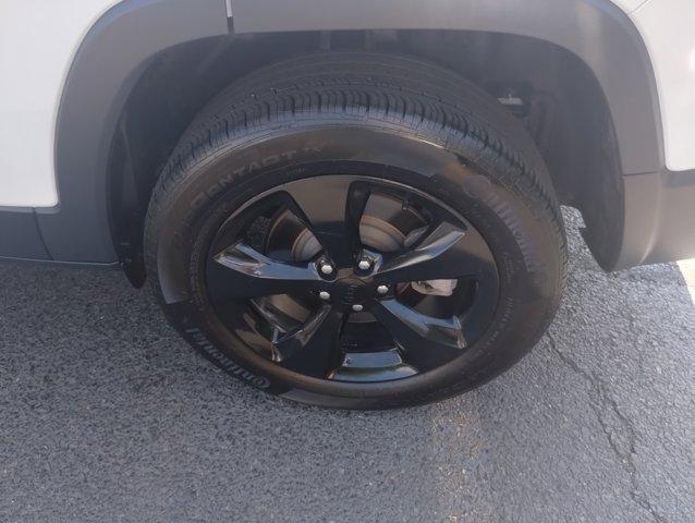 Photo of 2023 Bright White Clearcoat Jeep Cherokee