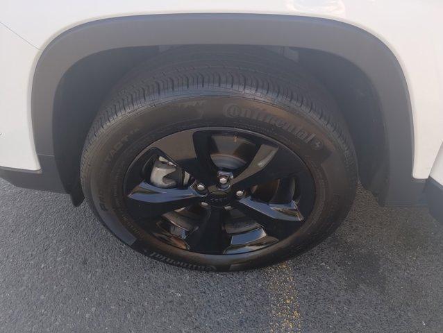 Photo of 2023 Bright White Clearcoat Jeep Cherokee