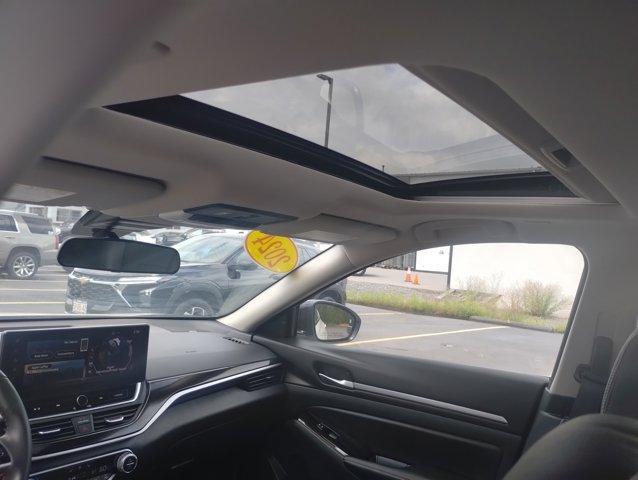 Photo of 2024 White Nissan Altima