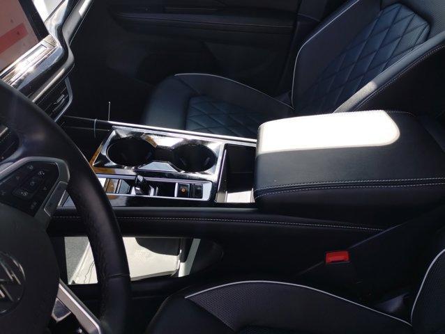 Photo of 2024 Opal White Pearl Effect Volkswagen Atlas Cross Sport