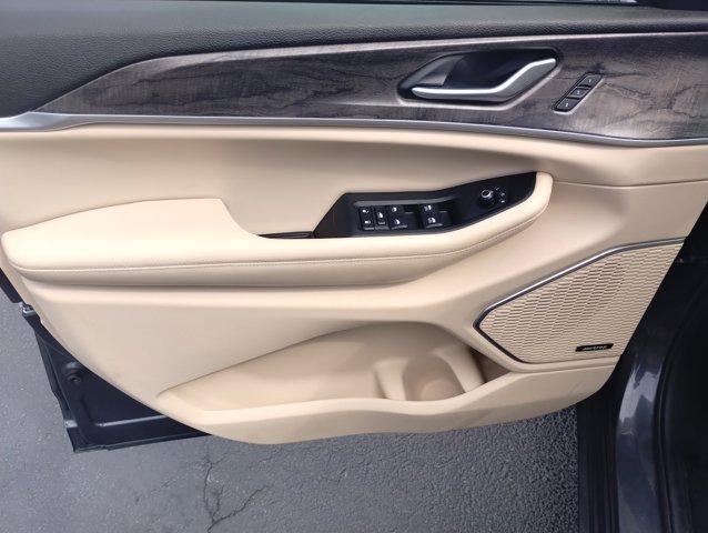 Photo of 2022 Metallic Jeep Grand Cherokee L