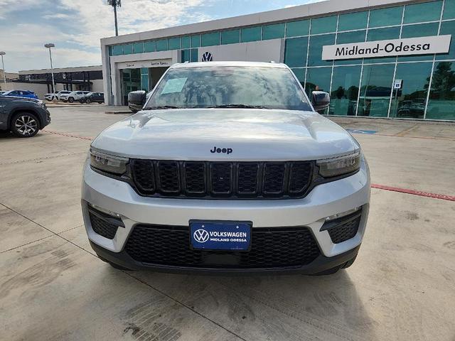 Photo of 2024 Silver Jeep Grand Cherokee