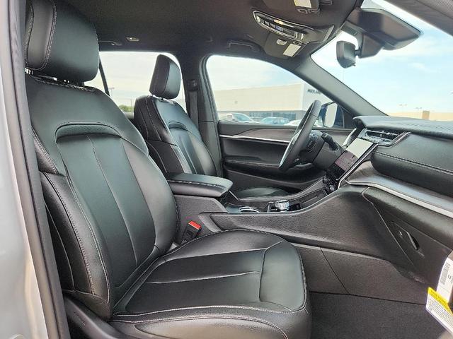 Photo of 2024 Silver Jeep Grand Cherokee