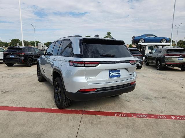 Photo of 2024 Silver Jeep Grand Cherokee