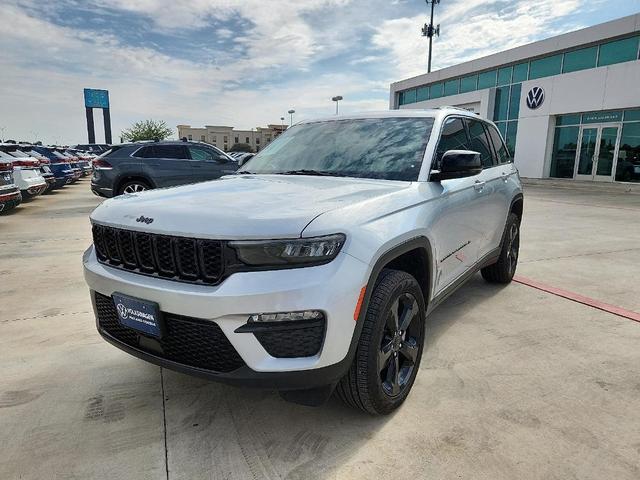 Photo of 2024 Silver Jeep Grand Cherokee
