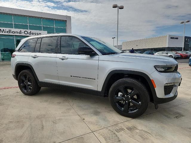 Photo of 2024 Silver Jeep Grand Cherokee