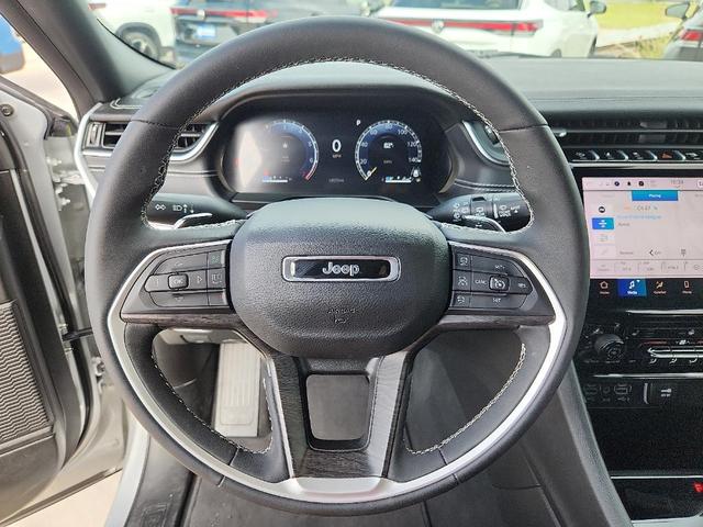 Photo of 2024 Silver Jeep Grand Cherokee