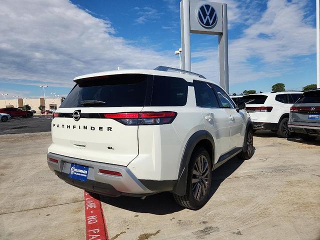 Photo of 2023 White Nissan Pathfinder