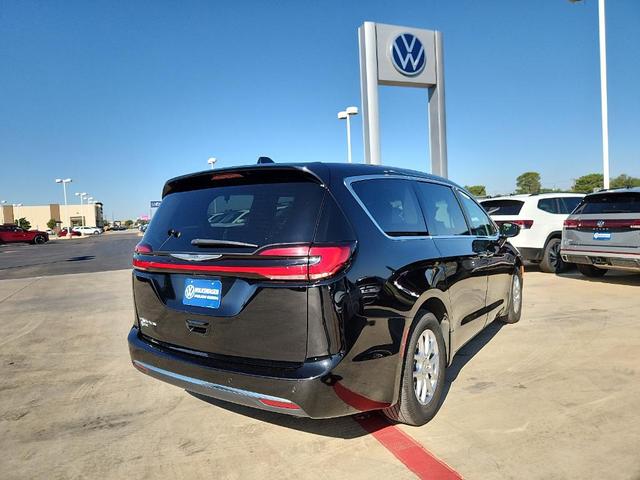 Photo of 2024 Black Chrysler Pacifica