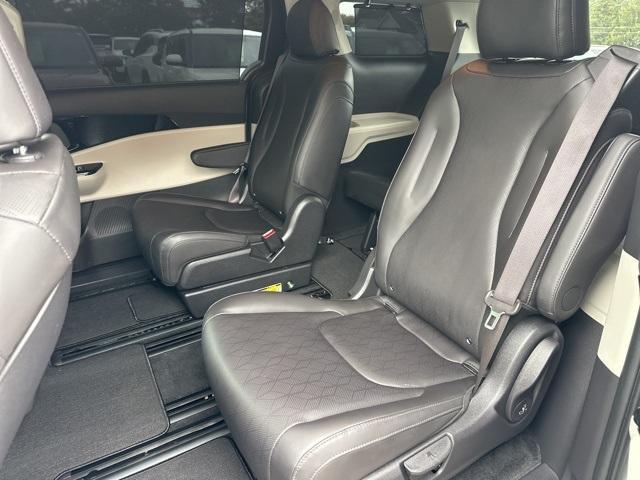 Photo of 2024 Ceramic Silver Kia Carnival