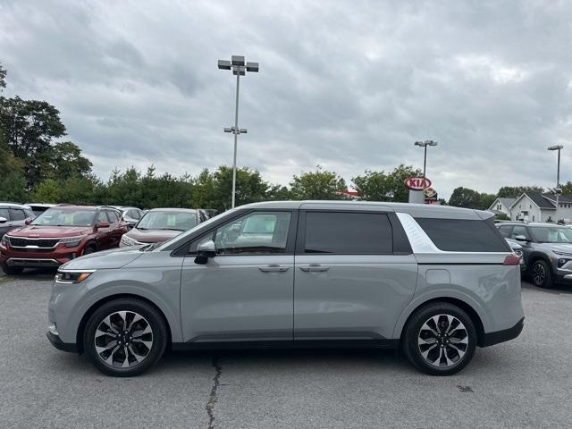 Photo of 2024 Ceramic Silver Kia Carnival
